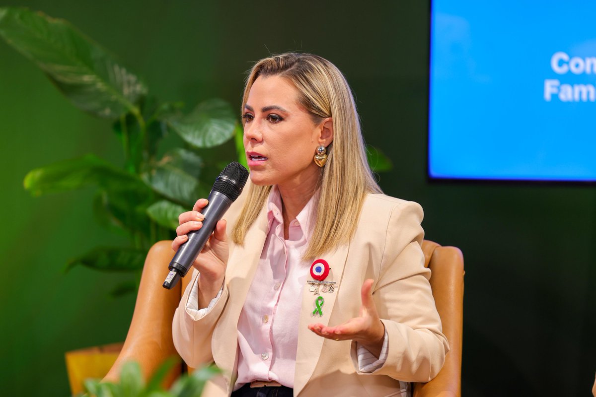 SenadoresPy's tweet photo. La senadora @lizarellapy, presidenta de la Comisión de Familia, Niñez, Adolescencia y Juventud, conduce el podcast "Todo sobre Familia" 
Tema: Todos somos responsables 2026
Invitada: Verónica Arguello, viceministra de la Niñez @MINNAParaguay

📍 Estudio de Senado TV https://t.co/cKxU4HFb6y