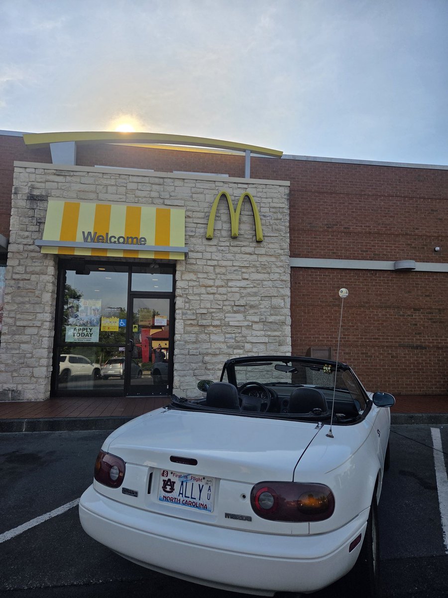 AlliFitz's tweet photo. Miata x Auburn x McDonald's https://t.co/12iYOy7wYr