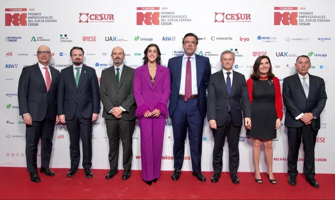 OfiJuntaMadrid's tweet photo. La consejera @RBlancoEguren participó ayer en los Premios Empresariales del Sur de España de @CesurEdelSur, y entregó a @Airbus el premio a la empresa que más apuesta por #Andalucía.
#Andalucía se consolida como referente aeronáutico, generando empleo de calidad y oportunidades. https://t.co/Kejsx7xwSr