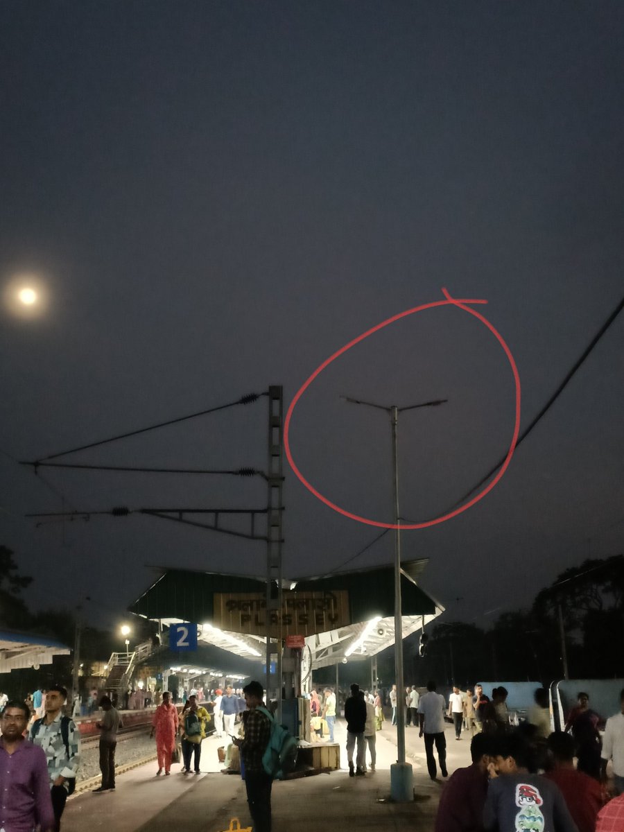sujay9911's tweet photo. The light pole on Platform No. 2 of Plassey Railway Station (PLY), marked in the attached photos, appears to be non-functional. Kindly inspect and rectify the issue.
#IndianRailways 
@drmsdah @EasternRailway @RailMinIndia @RailwaySeva 
@AshwiniVaishnaw https://t.co/P7zK4Tizxc