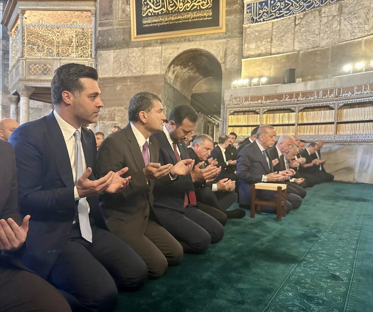 TahaSaricaoglu's tweet photo. Ayasofya Cami'nde, fetih ruhuyla, milletin kabul olmuş duasıyla...
@RTErdogan https://t.co/thURWFtSvZ