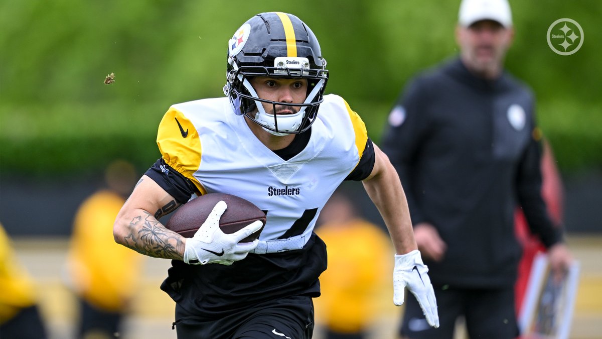 Teresa_Varley's tweet photo. 'Everything about his offense is fantastic. I love it. It's been very exciting. Mike McCarthy is a great coach. I love everything he's done here so far. I love his offense. I love him. I love the guys he's brought in. It's been great.' - @Trilllroman

🗒️: https://t.co/PmvXrrEwRP https://t.co/F0JGksdQF2