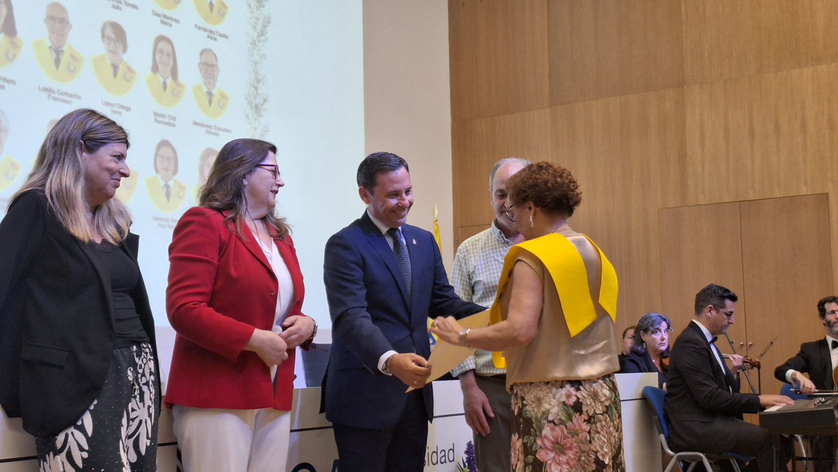 JuntaCG's tweet photo. El subdelegado de la Junta en el Campo de Gibraltar, Javier Ros, ha felicitado a los nuevos graduados por su “esfuerzo y por hacer uso de este gran recurso que se pone a su disposición para seguir formándose”. https://t.co/lUoGXjwRbo