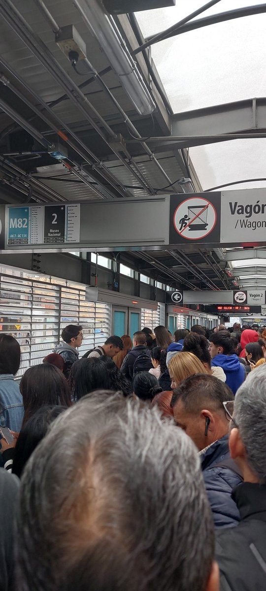 alexperi3's tweet photo. @TransMilenio Que esta pasando en la estación Country Sur, no están saliendo buses hacia el norte y no se ve reporte de novedades, que mal servicio https://t.co/iZaAx28w8u