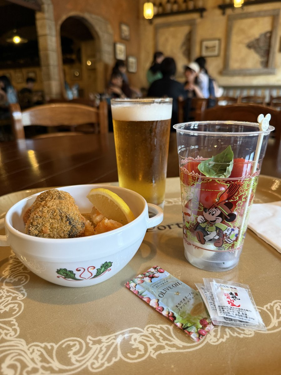ril__y's tweet photo. しげみきちゃんと遭遇しお酒パーティーしてた🖐🏻🫧早くまた飲みたいねえ🥹🤍
今日もすっごく楽しい1日だった🧑‍🩰🤍🤍
5月も楽しすぎたー！！しあわせなり！！ https://t.co/lJD2olZgQS