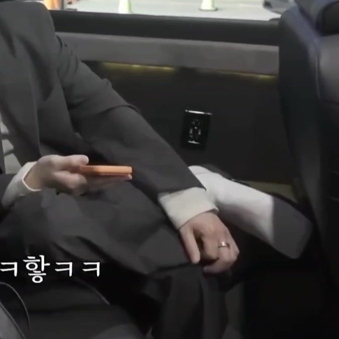 myham_1122's tweet photo. 아 히발 스핀깅들의 가르침을 1나 1나 짚어가면서 영상을 계속 봣고.... 왜 좋은지 정확하게 이해를 하게 됐다.

1. 잘생겻고
2. 틀렷으면서 당당하고
3. 눈 가늘게 뜨고 잇고
4. 카메라 안 피하고 졸라 빤히 쳐다보고 잇어서 나랑 눈 마주치는 것 같고
5. 자세 졸라 삐딱해서 날티남 https://t.co/LW6ZhT32Uz