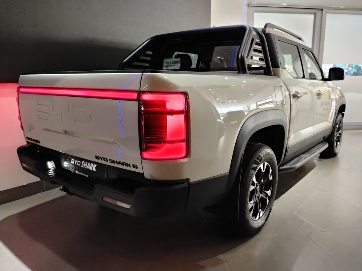 ChiefImports's tweet photo. #chiefimportskenya
IMPORT NOW FROM SOUTH AFRICA 🇿🇦

BYD SHARK 1.5 DOUBLE-CAB AWD PHEV  
Mileage: 34,000 km | Engine: 1.5L PHEV Hybrid 321 kW  

CIF :KES 9,999,999

Top Speed: 160 km/h | Electric Range: 85 km | Combined Range: 670 km  

Contact us for import on:  
☎️ 0710 222 228 https://t.co/GFRQeeepug