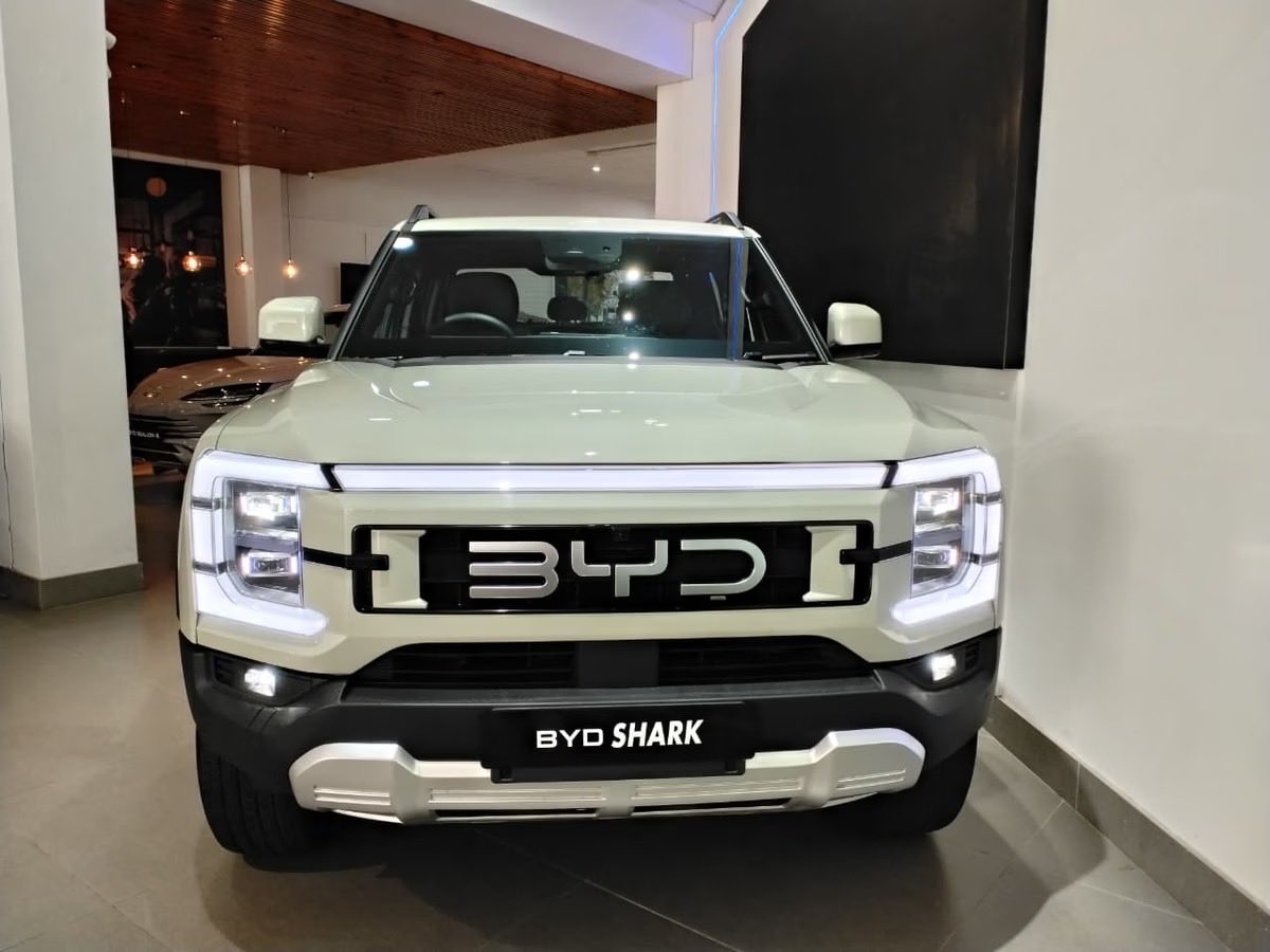 ChiefImports's tweet photo. #chiefimportskenya
IMPORT NOW FROM SOUTH AFRICA 🇿🇦

BYD SHARK 1.5 DOUBLE-CAB AWD PHEV  
Mileage: 34,000 km | Engine: 1.5L PHEV Hybrid 321 kW  

CIF :KES 9,999,999

Top Speed: 160 km/h | Electric Range: 85 km | Combined Range: 670 km  

Contact us for import on:  
☎️ 0710 222 228 https://t.co/GFRQeeepug