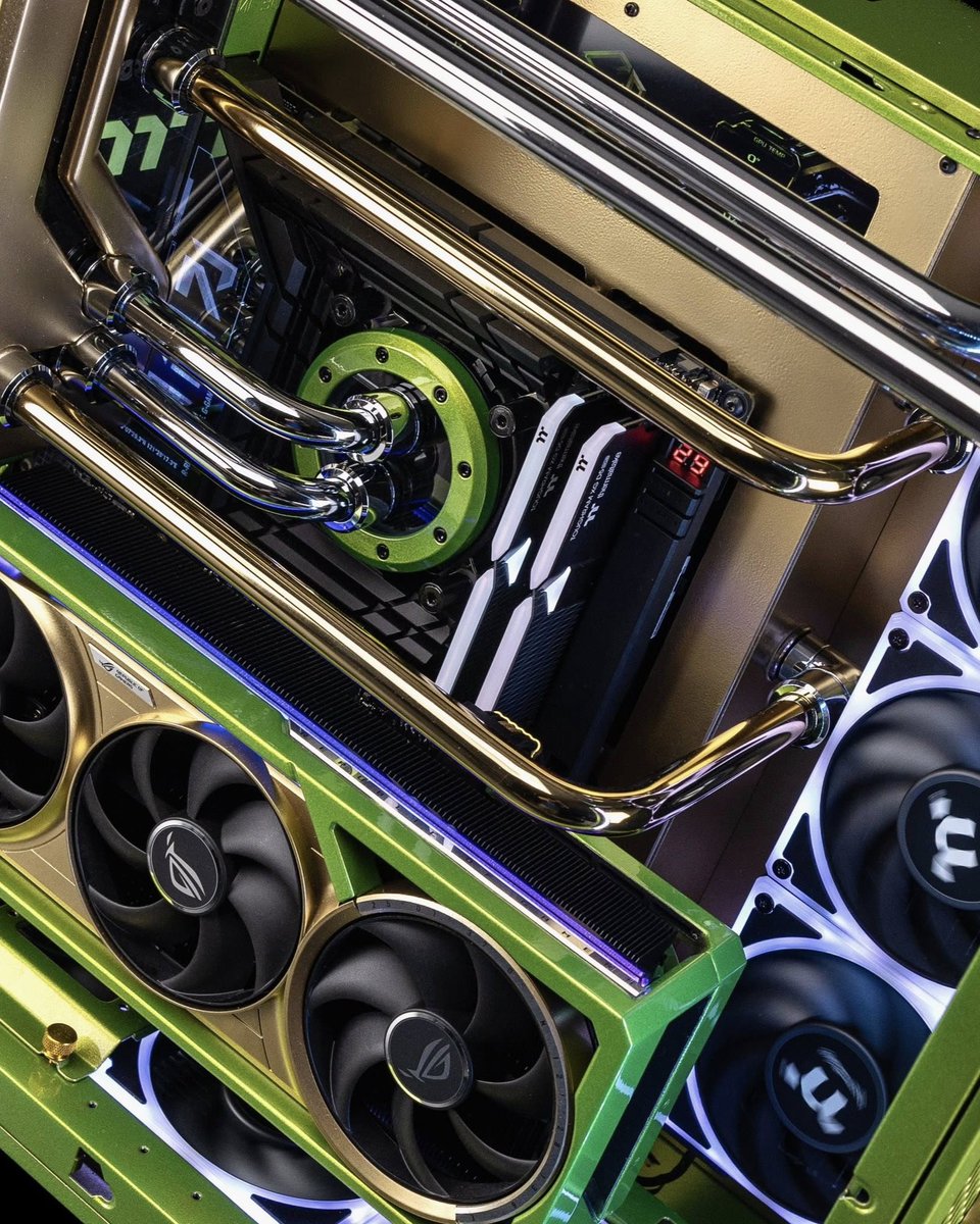 CableMod's tweet photo. Black and gold 12V-2X6 cable being shy for no reason 🫣

By @mchu05 https://t.co/ezUqONPgRi