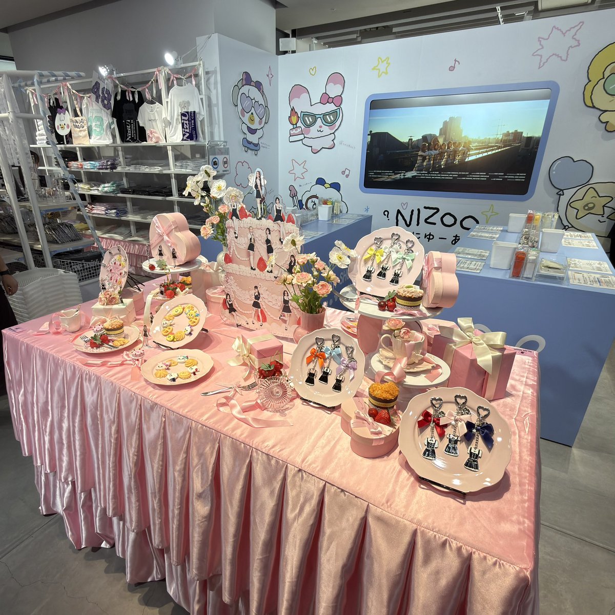 s20040807's tweet photo. NiziU POPUP STORE初日に行ってきた！
実際にグッズみたらかわいすぎて散財💸💸

#NiziU #Withu
#NiziU_tour #LivewithU2026
#NiziU_THE_CINEMA https://t.co/n2cqBx6EEm