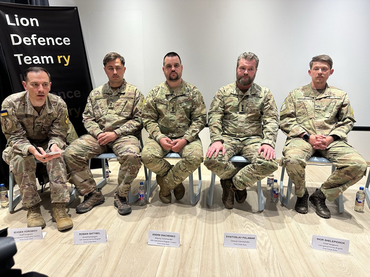 TuulaMalin's tweet photo. Ukrainassa arvostetun Azov-armeijakunnan valtuuskunta vieraili tällä viikolla Suomessa. Kansalliskaartin nyrkkiä johti sotavankeuden kokenut, presidentti Zelenskyin palkitsema varakomentaja, eversti Svjatoslav Palamar. Valtuuskunta raportoi rintamatilanteesta ja droonisodasta. https://t.co/p08FEN9tfE