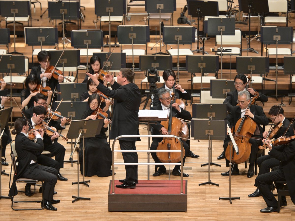 NHKSO_Tokyo's tweet photo. #N響 第2065回 定期公演 Cプログラム
2026年5月29日(金)
NHKホール

#nhkso #AndrisPoga #Vasks

指揮：アンドリス・ポーガ

ヴァスクス／感謝の歌(2026)［NHK交響楽団、ラトビア国立交響楽団、ミュンヘン室内管弦楽団、オーストラリア室内管弦楽団 共同委嘱作品／日本初演］

ポーガ指揮でお贈りした5月定期公演Cプログラム1日目が終演しました🎶

前半はポーガの母国でもあるラトビアの作曲家ヴァスクスの新作《感謝の歌》。弦楽合奏の静謐な響きから導かれる祈りのような美しい調べが会場を包み込みました✨

客演コンサートマスターのジュリアン・ズルマンと共に📸