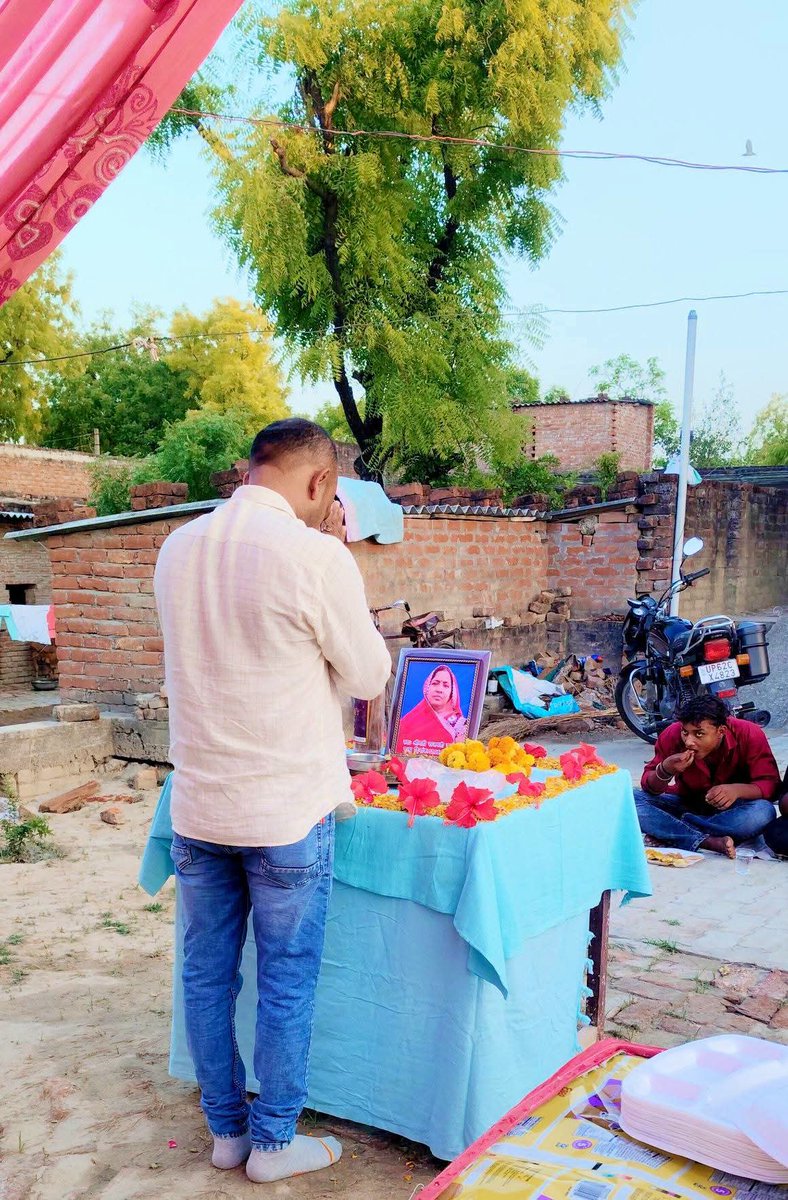 akpatel_84's tweet photo. आज जौनपुर जनपद के शाहगंज विधान सभा क्षेत्र के मनवल गांव निवासी मित्र बड़े भैया विकास वर्मा जी के माता जी के शोक सभा के कार्यक्रम के दौरान उनके निवास पर पहुंचकर श्रद्धांजलि अर्पित करते हुये।

      आपका अपना
    अरविन्द सिंह पटेल
     सम्पादक/पत्रकार
              जौनपुर https://t.co/FtQwcsYFVA