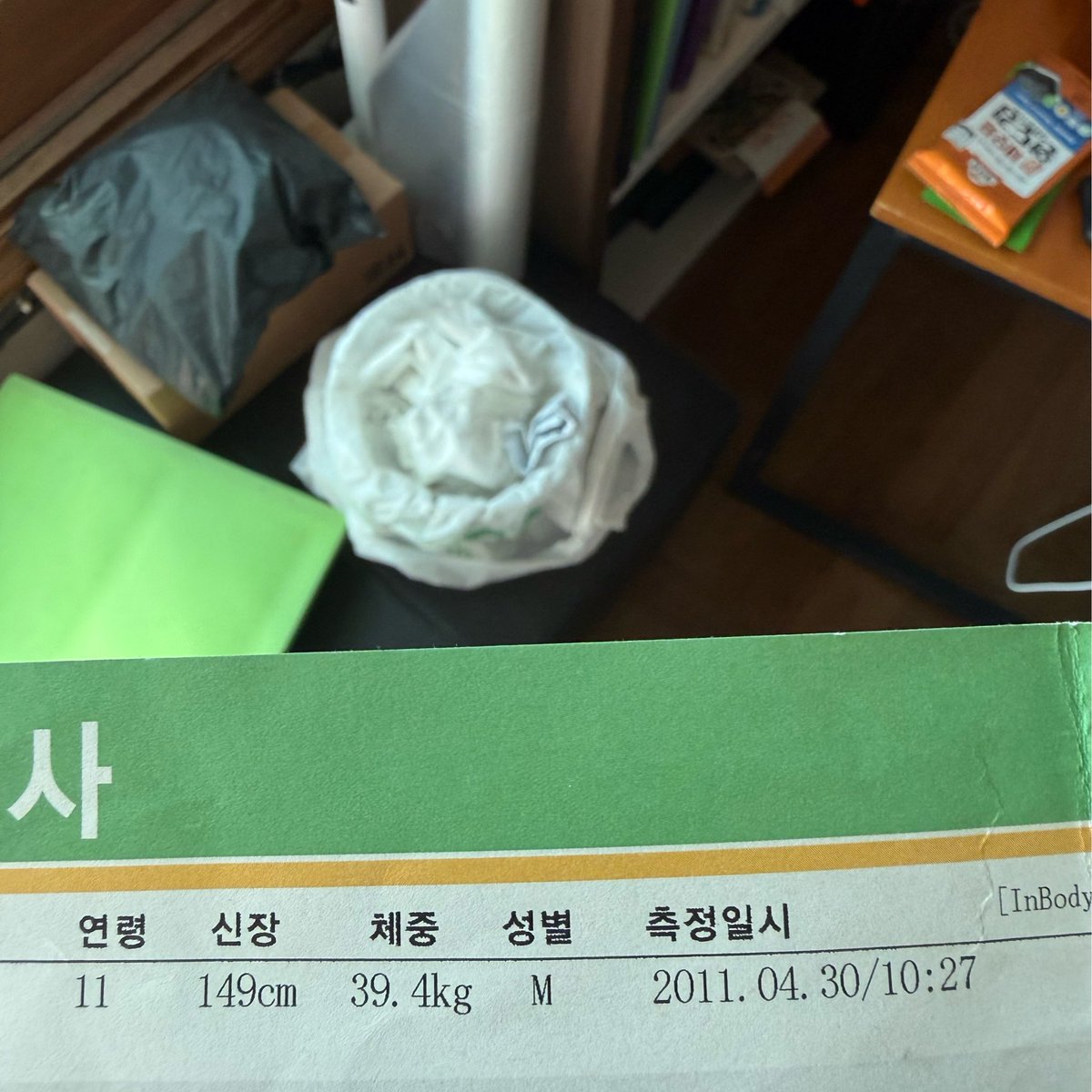 TBZ_1206_SNH's tweet photo. ソヌが小学生時代の健康診断の写真送ってきてやばいｗｗ
11歳→149cm、39.4kg
12歳→153.6cm、43.2kg

そして生活感溢れる周りのものたちｗｗｗｗｗｗｗｗ https://t.co/Jx9w1Gwh7D