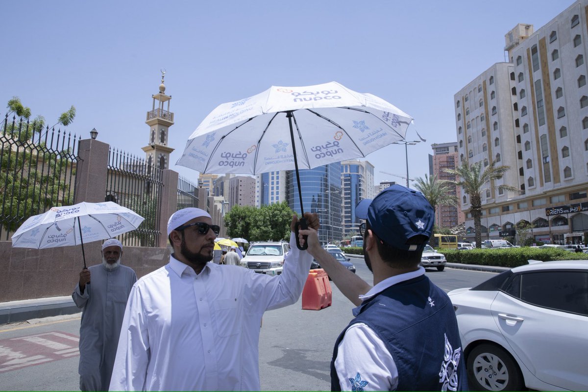 kfhmakkah's tweet photo. حرصًا على سلامة ضيوف الرحمن
وانطلاقًا من أهمية الوقاية
تم توزيع مظلات شمسية لحماية الحجاج من أشعة الشمس والإجهاد الحراري
ليؤدوا مناسكهم براحةٍ وصحةٍ وعافية
 #مستشفى_الملك_فيصل_بمكة 
#حياكم_الله 
#حج_بصحة
 #مستشفى_الملك_فيصل_بمكة 
#حياكم_الله 
#حج_بصحة https://t.co/FehkQgbeF5