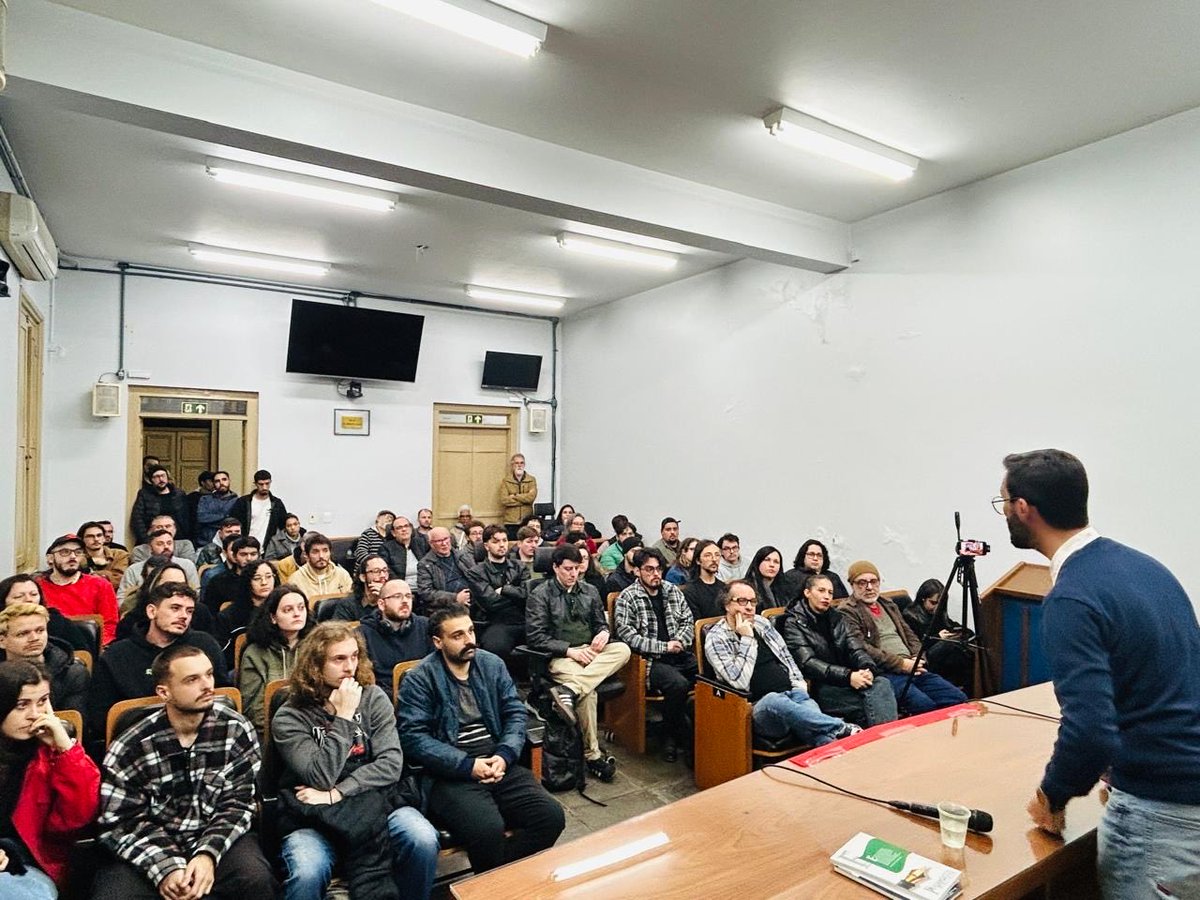 H1SaiaDaMatrix's tweet photo. Santa Maria ontem, plenarinho lotado, gente no chão, no corredor, no palco e na rua porque faltou lugar. Me parece que cresce! Nossa pré-candidatura a deputado estadual no Rio Grande do Sul vai de vento em popa!! https://t.co/NPXzY7a2n3
