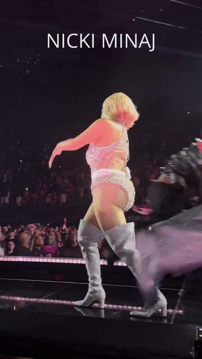 RemyRed13's tweet photo. @popbackupp And here is Nicki Minaj coming down the Runway 😩 This is why Nicki really Mad at Megan Thee Stallion… Nicki built like a can of biscuits 😩😩😩😂 https://t.co/yK0Au01dDt