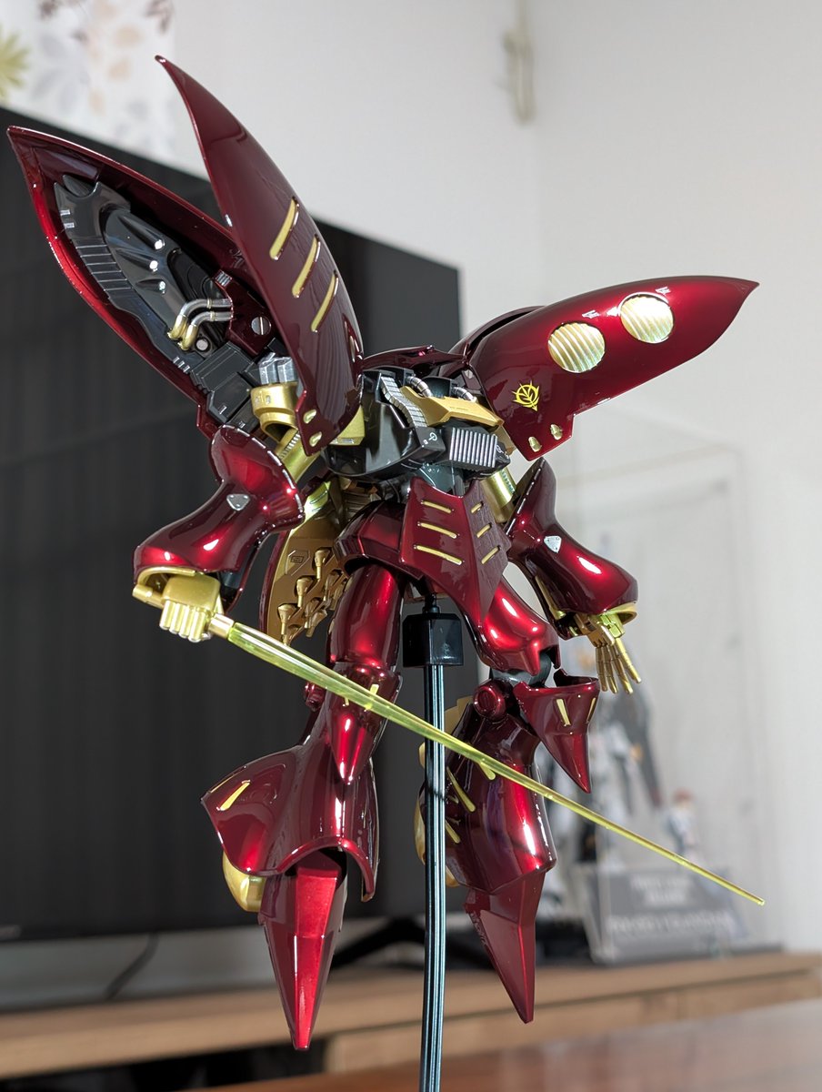 oimliZjE6z9TAtQ's tweet photo. HG キュベレイMk-Ⅱ（プルツー専用機）
キャンディ塗装で完成！
最高❤️イラついてるプルツーをイメージ😬このカッコ良さは心外です🤤
ディープCレッド、Cゴールド、グラファイトブラック、SPシャインシルバー2、目は蛍光ピンク☺️
バインダー裏細かい箇所は水性マーカー✍️
付属シール不使用😶‍🌫️
#ガンプラ https://t.co/I2Mp97zjwD