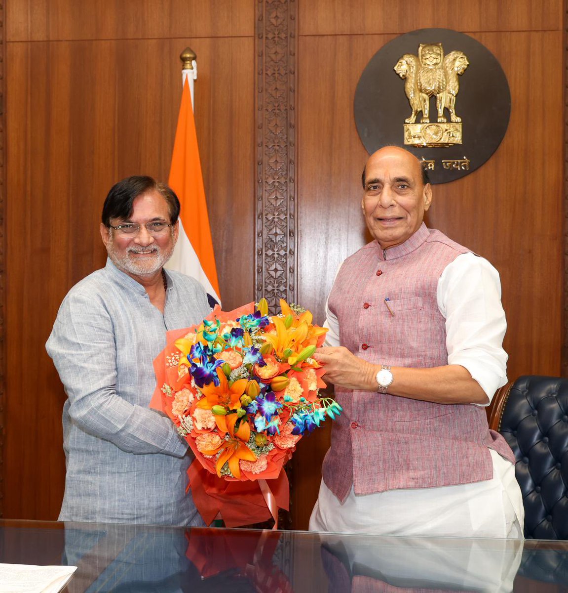 prafulkpatel's tweet photo. केंद्रीय रक्षामंत्री माननीय, श्री राजनाथ सिंह जी के साथ आज दिल्ली मे शुभेच्छा भेंट कर, कई अहम मुद्दों पर चर्चा विचारणा करने का अवसर प्राप्त हुआ। @rajnathsingh https://t.co/x14wUporiJ