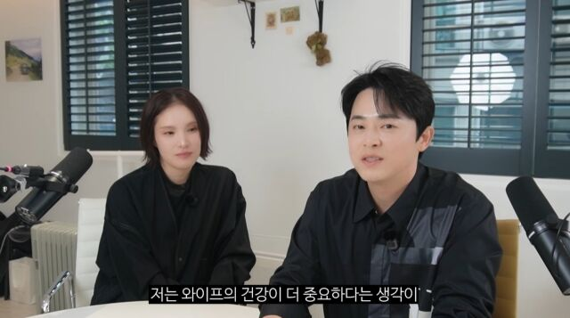 tang__kira's tweet photo. Gummy Cerita kalau dia dan Jo Jungsuk belum berencana punya anak ketiga.

Gummy cerita setelah anak kedua mereka lahir, banyak orang yang mendorong mereka punya anak ketiga. Tapi suaminya, Jo Jungsuk, adalah orang pertama yang bilang kalau anak ketiga itu sulit buat mereka.

Jo Jungsuk bilang kalau dia sadar bahwa meskipun anak-anak penting, tapi kesehatan Gummy lebih penting. 

Jo Jungsuk ngerasa bersalah banget ngelihat Gummy menjalani proses pemulihan setelah melahirkan anak kedua. Jo Jungsuk bahkan ga kebayang kalau nanti punya anak ketiga (beban Gummy sebesar apa), pasti berat sebagai seorang perempuan.

https://t.co/Ms7yvIWUz8