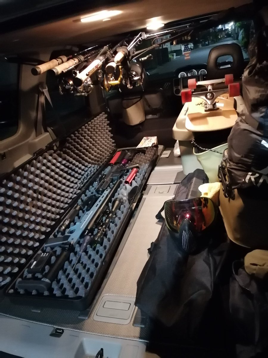 LCFR9's tweet photo. 何をしに行こうとしてるのかわからない車内で草 https://t.co/v9b2VH7sId