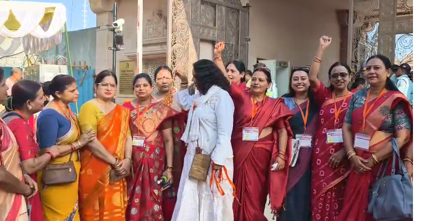 bstvlive's tweet photo. अयोध्या: मां भगवती मंदिर के शिखर पर ध्वजारोहण

➡राम मंदिर परिसर में बना है मां भगवती मंदिर
➡साध्वी ऋतंभरा और निरंजन ज्योति ने ध्वज फहराया
➡यज्ञशाला में विशेष अनुष्ठान, हवन का आयोजन 

#Ayodhya #Temple #FlagHoisting https://t.co/520ydAhN7d