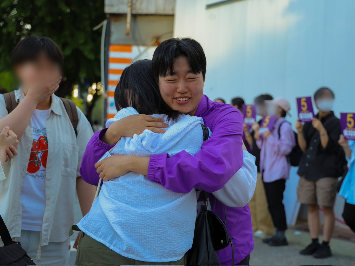 womensparty_yjh's tweet photo. 선거가 임박할수록 더 많은 지지자분들께서 유세 현장을 함께 채워주고 계십니다. 덕분에 하루하루 현장의 온기도 점점 더 커지고 있습니다.

한국여성정책연구원과 한국양성평등교육진흥원이 위치한 불광역 인근에서는 공공기관부터 성비위 없는 서울을 만들겠다는 약속을 시민 여러분께 전했습니다.

퇴근 시간 무렵 진행된 합정역 유세에는 하루의 피로를 안은 채 현장으로 달려와 함께해주신 직장인 지지자분들이 특히 많았습니다. 늦은 시간까지 곁을 지켜주시고 함께 목소리를 내주셔서 진심으로 감사드립니다. 보내주신 응원과 연대의 마음을 끝까지 잊지 않고 반드시 힘으로 바꾸겠습니다.

오늘 합정과 망원에서 유세를 하며 어느 때보다도 많은 분들이 저를 알아보고 인사를 건네주셨습니다. 유지혜와 여성의당을 아는 분들이 날마다 늘어나고 있음에 진심으로 감사드립니다. 남은 시간 동안 단 한 분이라도 더 만나고, 한 번이라도 더 눈을 맞추며 인사드리기 위해 끝까지 거리 위에 서겠습니다.