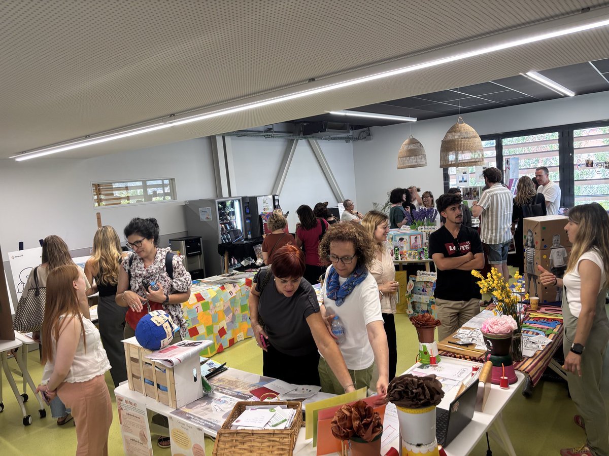 jordi_civit's tweet photo. “L’alteritat, a través de les 4 pedagogies, ens obliga a fer-nos preguntes per intentar entendre la mirada de l’altre”. La fe (en l’art) pot moure muntanyes #alteritArt #educacio #creActivitat @mesARTescoles @DavidGMoratona @EscolesFEDAC @UManresa https://t.co/41pXp3SYoA