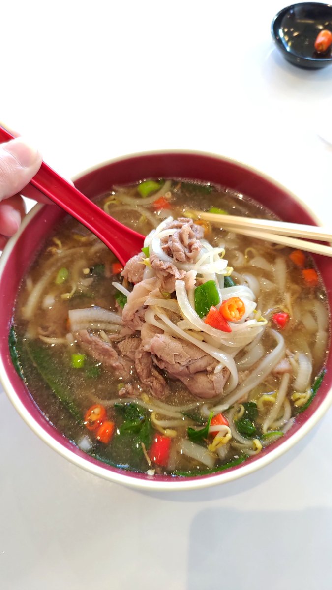andreqve's tweet photo. 5. Pho @ Bach Coffee - Jakarta

Biar ada lawan, ini pho aliran Ho Chi Minh (Southern Style) yang bumbunya lebih beragam.

Aku rasa ini udah fusion dikit soalnya pilihan dagingnya ada wagyu sama ada versi ribs gitu.

Tapiiii, aku sama istri tiap bulan pasti kesini buat makan pho mereka 😅

Kuah kaldunya sangat mantap, lekoh maksimal dengan aroma kayu manis. Apalagi kalau kesini udah sorean, beh makin jadi tu kuah.

Disarankan buat makan dengan campuran cabe iris yang disediakan.

Personal rating: 8.5/10