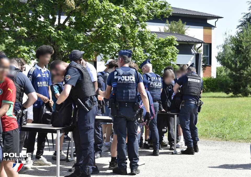 PoliceNat45's tweet photo. #Sécurisation | Hier, la #Police nationale du #Loiret, avec la municipale et en lien avec les équipes éducatives, ont mené une opération de contrôle et de fouille des sacs au collège Coubertin à #SaintJeanDeBraye.
▶️ Contre l’introduction d’objets dangereux et d’armes.
#Protéger https://t.co/GyvVl3X9Ar