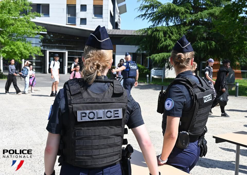 PoliceNat45's tweet photo. #Sécurisation | Hier, la #Police nationale du #Loiret, avec la municipale et en lien avec les équipes éducatives, ont mené une opération de contrôle et de fouille des sacs au collège Coubertin à #SaintJeanDeBraye.
▶️ Contre l’introduction d’objets dangereux et d’armes.
#Protéger https://t.co/GyvVl3X9Ar