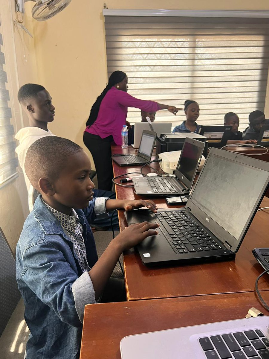 ihublib's tweet photo. Throwback to our first High School Vacation Computer Training Program. The energy, the focus, the outcomes.
Now the second edition is open. 
Register at https://t.co/yflYEPRdXm

#InnovationsHubLiberia #HighSchoolTraining #DigitalSkills #Liberia https://t.co/yRw84qN046