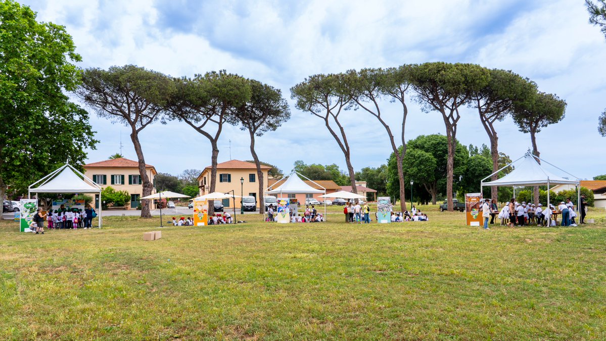 conai's tweet photo. Oggi la Tenuta Presidenziale di Castelporziano ha ospitato 200 studenti nell’ambito dell’iniziativa #RicicloDiClasse, per una giornata tra educazione ambientale, sport e gioco di squadra con il campione olimpico Matteo Lodo 👉https://t.co/wbXxGdul0I https://t.co/n1tLIhpYCU
