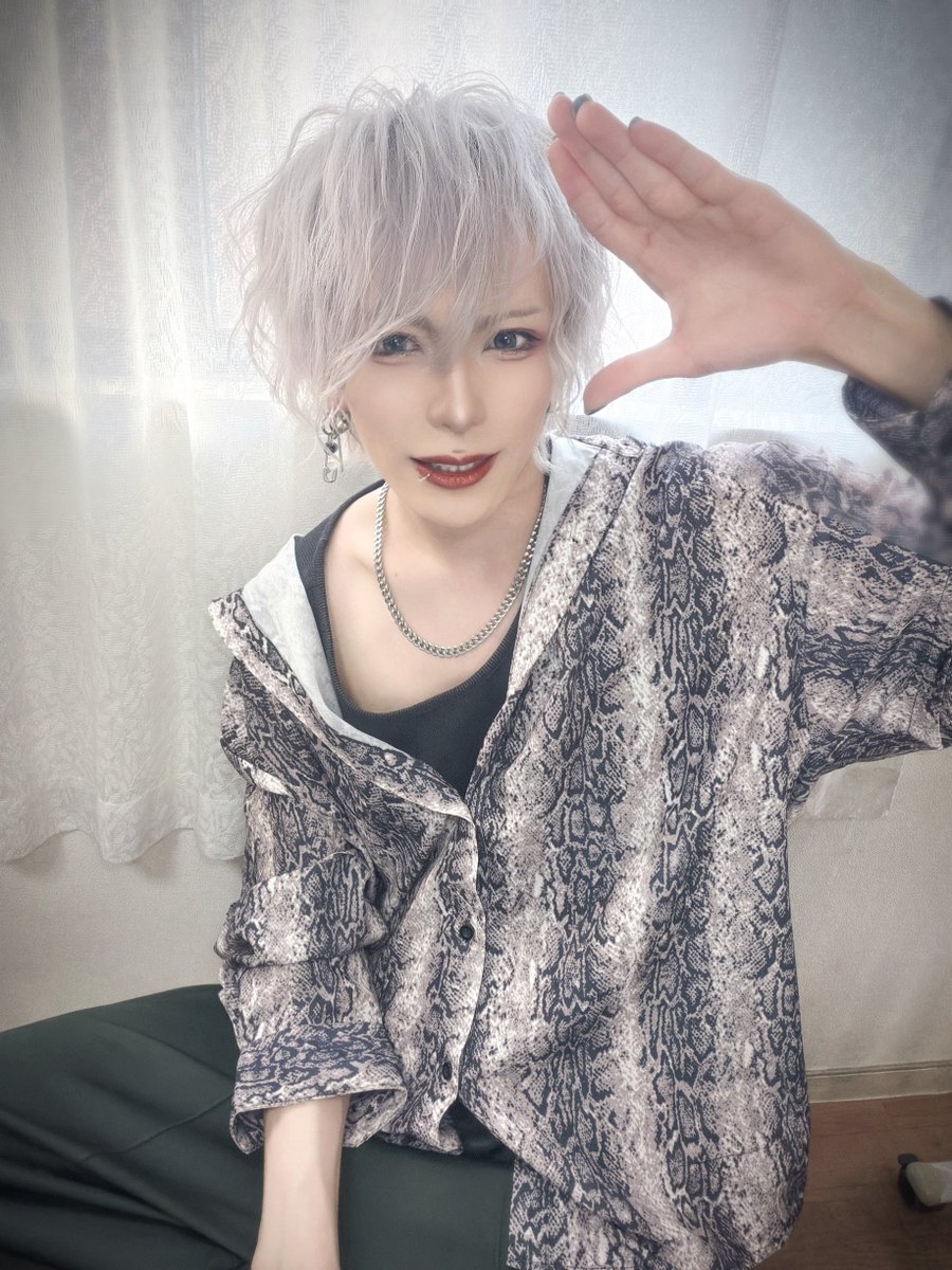 yuno_feeque's tweet photo. 今日のライブ、個人的反省もひとつあってまだまだだなって感じた
たくさんの人を楽しませられるように！
視野も広げてパフォーマンス高めていきたい

5月個人的には16現場あってライブ来てくれた人には感謝しかない
現場が多かったからこそ貴重な経験もできて充実した月だった

本当に来てくれた人どうもありがとう
気づけば今年も折り返し！楽しい時間てあっという間だな
来月もFEEQUEのことよろしくね