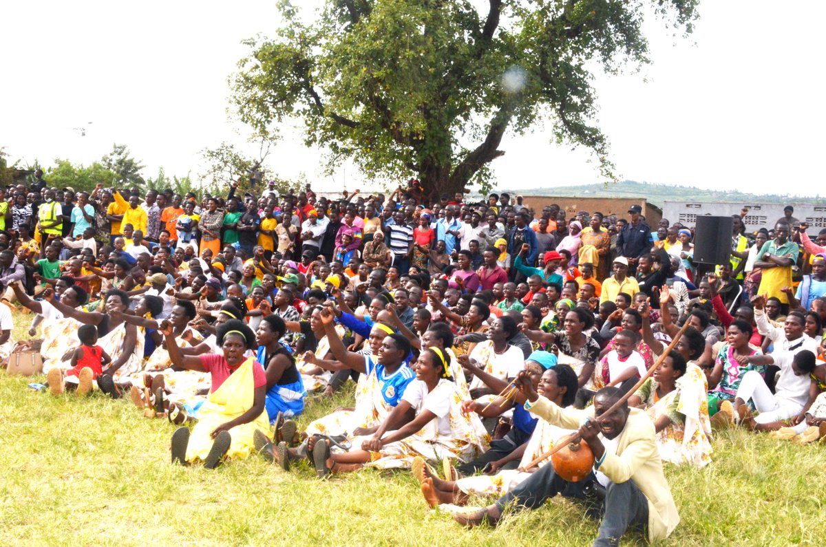 GatsiboDistrict's tweet photo. @RwandaGender @U_Consolee Aka kanya, Minisitiri wa @rwandaGender, ari kumwe n'umuyobozi w'akarere @RichardGasana  na @RIB_Rw  bari mu kiganiro 'Dusangire ijambo' muri gahunda ya RBA Hafi Yawe',ku nsanganyamatsiko igira iti "Kubaka umuryango ushoboye kandi utekanye". https://t.co/si5KzDDVYk
