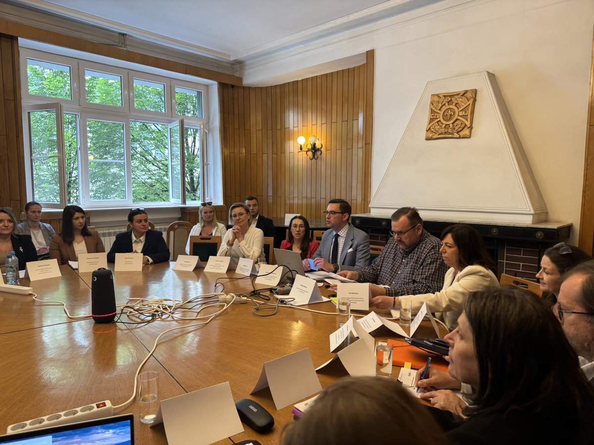 SO_KPRM's tweet photo. Minister @PorowskaAdriana uczestniczyła w spotkaniu poświęconym działaniu Kół Gospodyń Wiejskich. Wśród tematów: budowanie silnych i odpornych społeczności lokalnych, potrzeby KGW, codzienne wyzwania i planowane zmiany ustawowe. Dziękujemy za spotkanie i podjęcie ważnych kwestii. https://t.co/y9lbmYGIiu