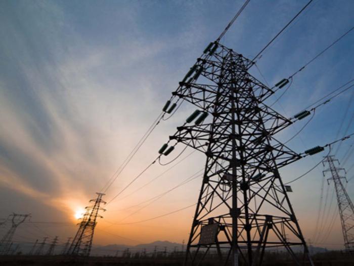 Granma_Digital's tweet photo. ⚠️⚡| Afectaciones al servicio eléctrico para hoy viernes.

👉 Se estima que para el horario de máxima demanda una disponibilidad de 1 400 MW con una demanda máxima de 3 200 MW, para un déficit de 1 800 MW.

🔗 https://t.co/i7isxPrpC2 https://t.co/VbWxt70zHA