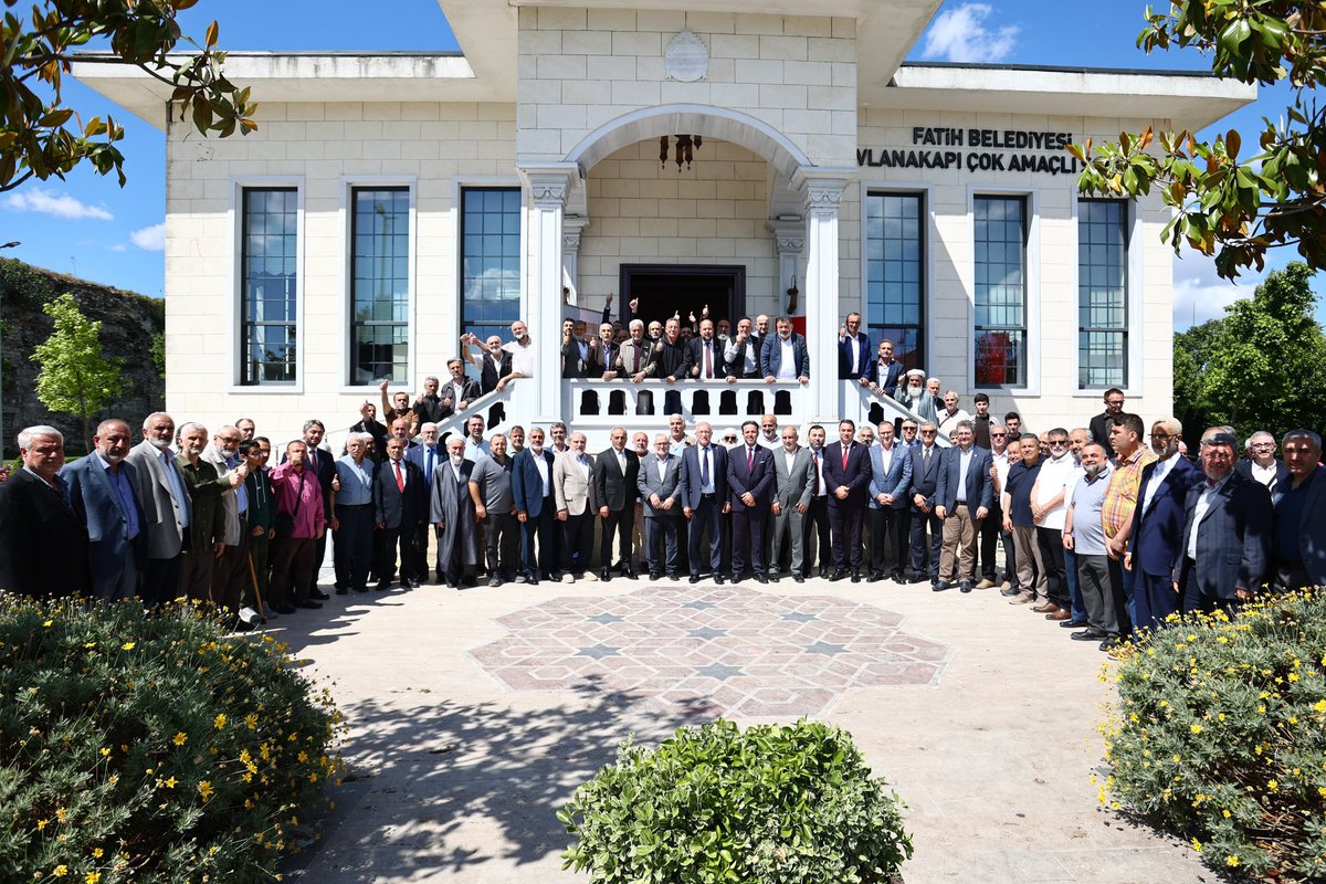 SaadetIstanbul's tweet photo. Saadet Partisi İstanbul İl Başkanlığı olarak teşkilat mensuplarımızla bayramlaşma programında bir araya geldik.

Bayramlaşma programımızın ardından, Milli Görüş lideri merhum Prof. Dr. Necmettin Erbakan Hocamızın kabri başında Kur’an-ı Kerim tilavetinde bulunup dualar ettik.

Hakkın ve adaletin hâkim olduğu bir gelecekte; bayramın ülkemize huzur, milletimize umut, bölgemize barış ve insanlığa vicdan getirmesini temenni ediyoruz.