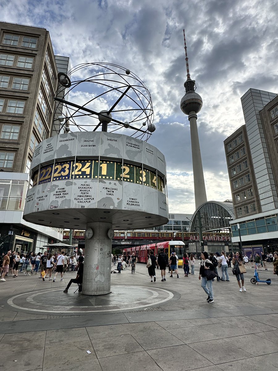 felixtrip's tweet photo. Conocí el reloj universal de Berlín y la verdad que es una poronga https://t.co/PX6LIcMACK