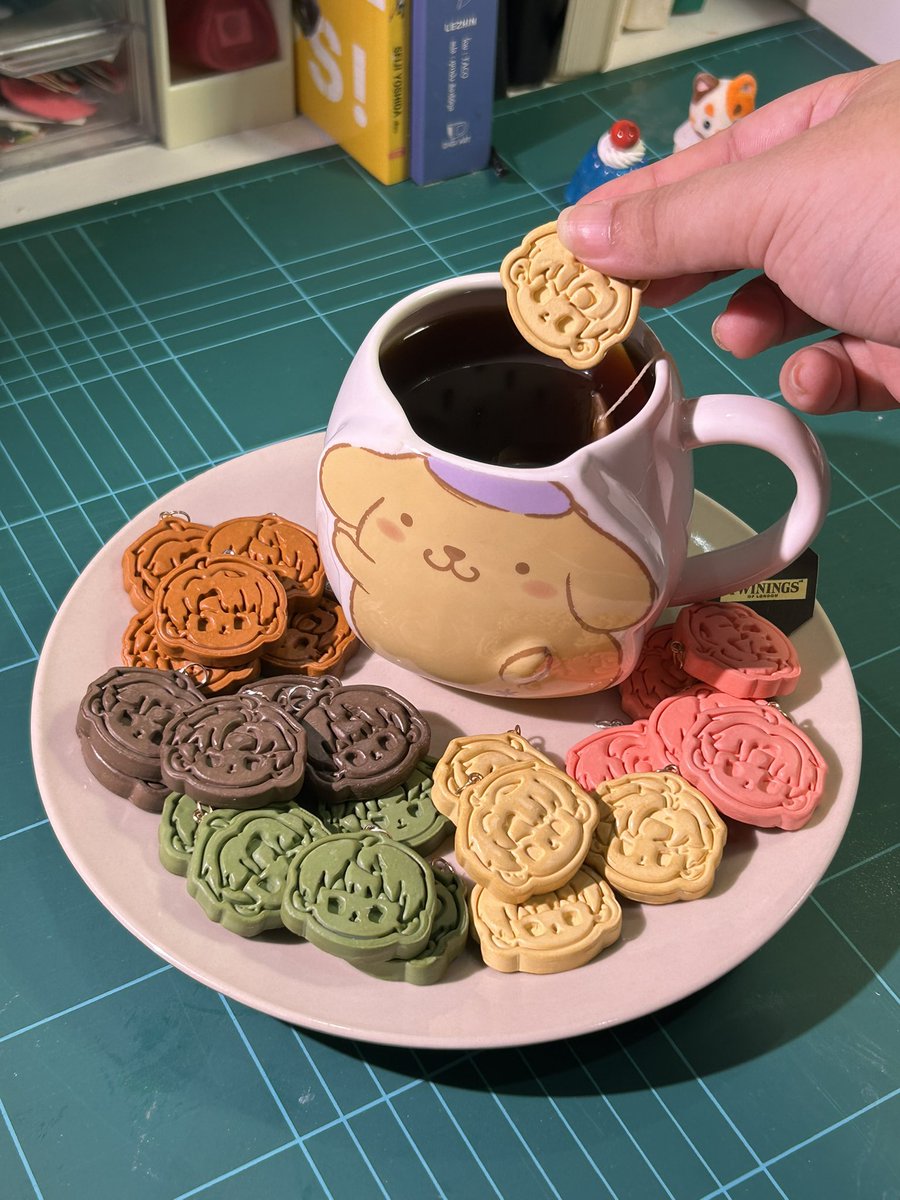 calicochoux2's tweet photo. ✨ถุงจุ่มพวงกุญแจคุกกี้หนุ่ม ๆ จาก #loveanddeepspace ค่าาา ( ´ ▽ ` )ﾉ🍪
ใครสนใจแวะมาหากันได้ที่บูธ M31-32 งาน #ComicAvenue11 ไปแค่วันอาทิตย์นะ
กระซิบว่าในกองถุงจุ่มมีพวงกุญแจซีเคร็ทด้วยนะ🤫
#CA11 #CA11_SUN #CASummer https://t.co/ZHBZwXOYO8