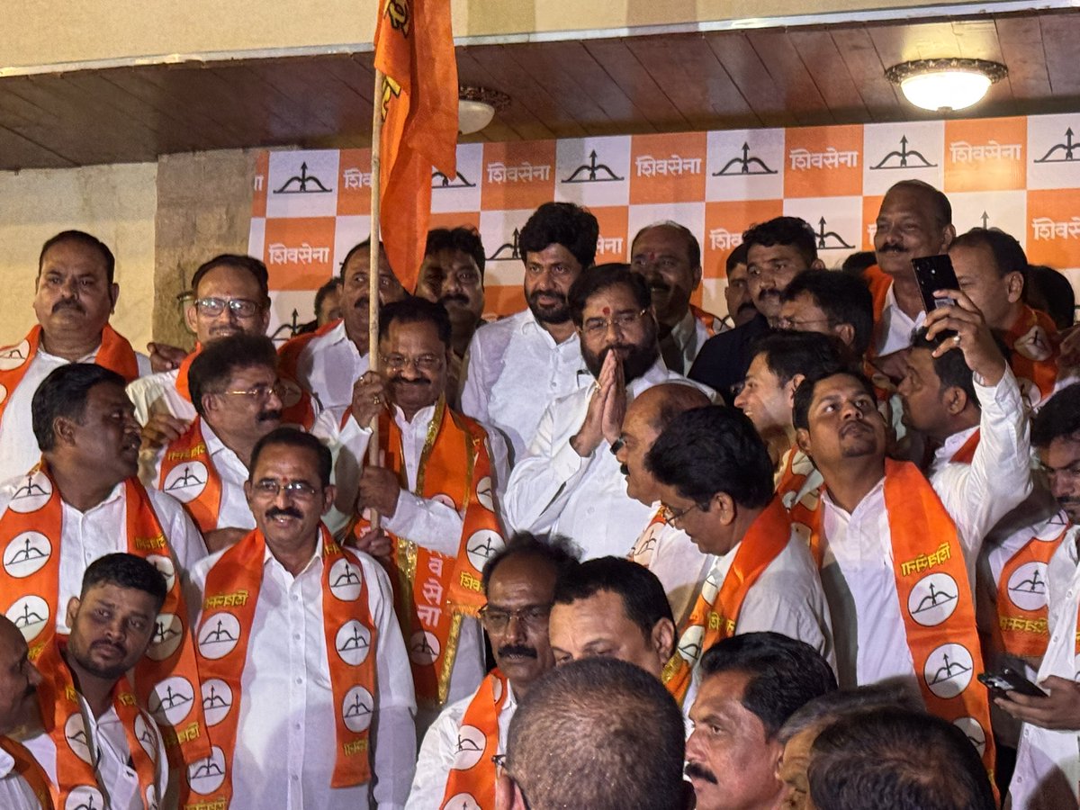 RealBacchuKadu's tweet photo. अमरावती जिल्हा बँकेचे माजी अध्यक्ष तथा सहकार क्षेत्रातील ज्येष्ठ नेते सुधाकर पाटील भारसाखळे यांनी आज मा.  एकनाथजी शिंदे साहेबांच्या नेतृत्वावर विश्वास ठेवत शिवसेना पक्षात जाहीर प्रवेश केला. त्यांच्या समवेत सहकार क्षेत्रातील अनेक मान्यवरांनीही शिवसेनेत प्रवेश केला. अमरावती जिल्ह्यात शिवसेनेची ताकद वाढवणारा आणि संघटन विस्ताराला नवी ऊर्जा देणारा हा प्रवेश आगामी काळात निश्चितच महत्त्वपूर्ण ठरणार आहे.