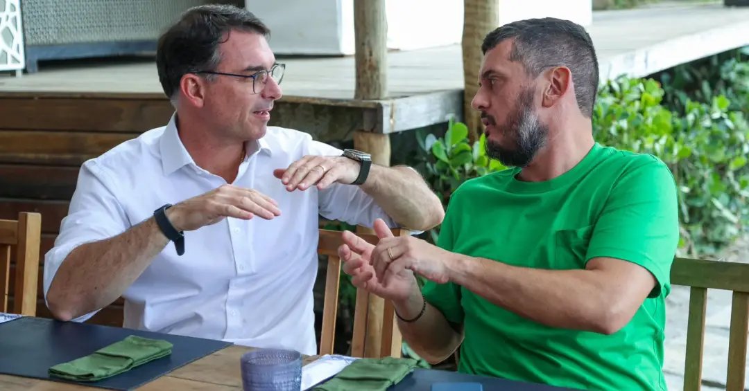 Moccorongo's tweet photo. @QueirozAlexs @nikolas_dm kkkkk "Três políticos presos com ligação direta com o CV são apoiadores de Flávio" https://t.co/lBwJshLX8y https://t.co/QEEtTMRbqw