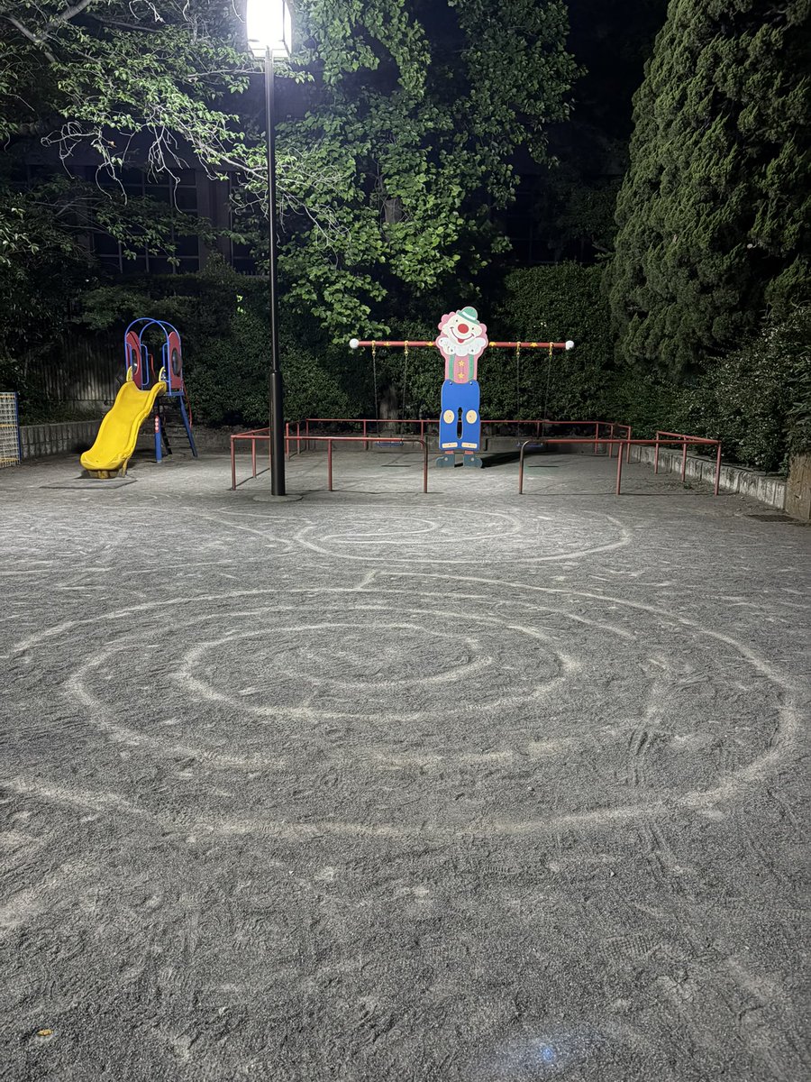 0209engine's tweet photo. トイレ探して彷徨ってたら、謎のサークルと謎のピエロのおかげで探す必要なくなった https://t.co/sJQrXNLu8H