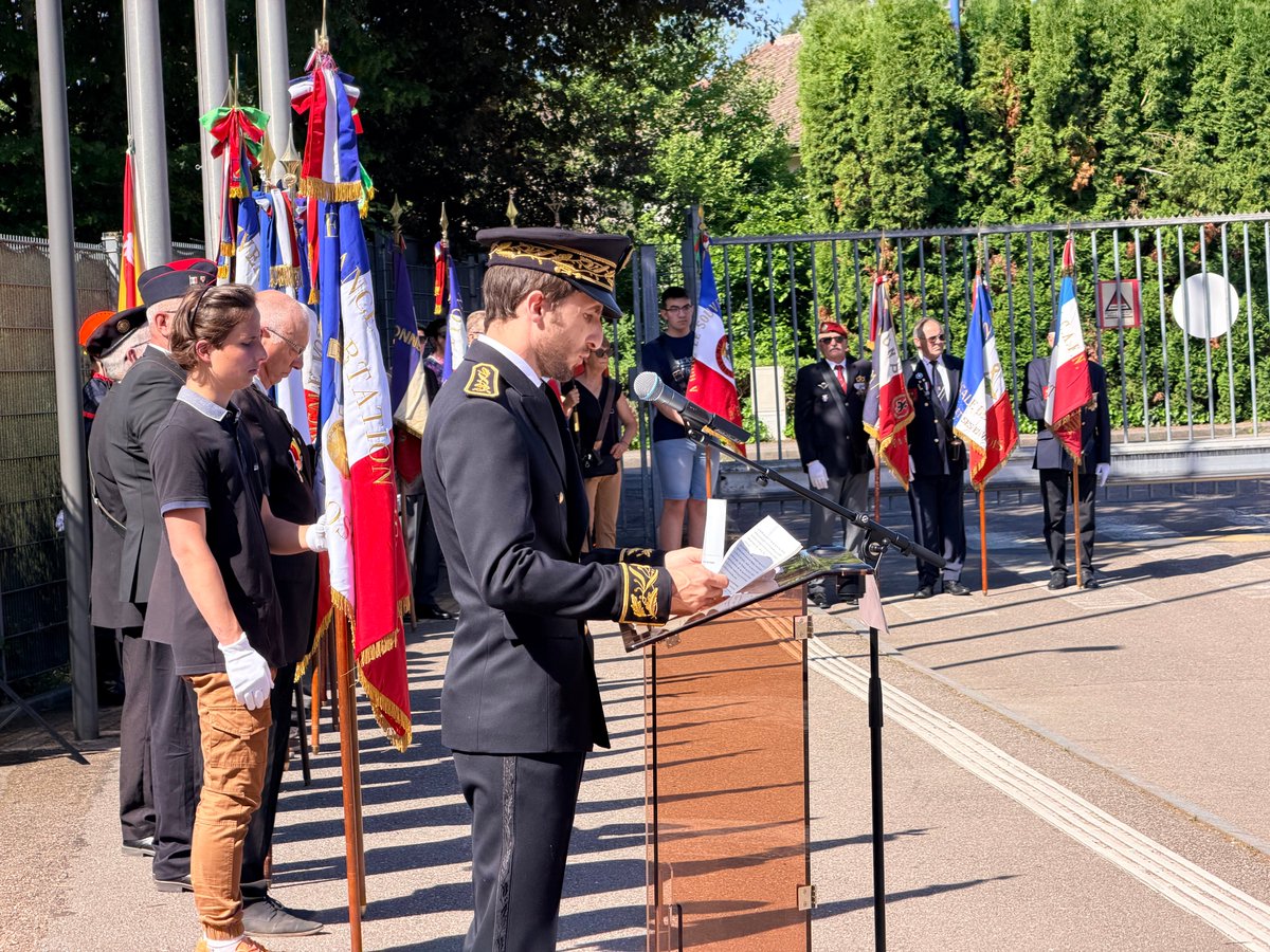 Prefet88's tweet photo. 🇫🇷 Journée nationale de la Résistance

Priscillien Pittet, directeur de cabinet du préfet des Vosges, a présidé la cérémonie commémorative de la Journée nationale de la Résistance au collège Guy Dolmaire à Mirecourt.

Le 27 mai demeure un temps de mémoire et de reconnaissance envers toutes celles et tous ceux qui, dans l’ombre et au péril de leur vie, ont résisté à l’oppression et combattu pour la liberté, la justice et la dignité humaine.

Cette date symbolique marque la première réunion du Conseil national de la Résistance en 1943, sous la présidence de Jean Moulin. Un moment fondateur qui a permis d’unir les forces de la Résistance autour d’un idéal commun.

🇫🇷 Femmes et hommes engagés ont incarné le courage, la solidarité et la détermination face à l’occupant. Leur combat a contribué à la libération de la France et au rétablissement de la République.