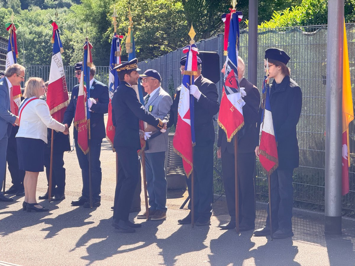 Prefet88's tweet photo. 🇫🇷 Journée nationale de la Résistance

Priscillien Pittet, directeur de cabinet du préfet des Vosges, a présidé la cérémonie commémorative de la Journée nationale de la Résistance au collège Guy Dolmaire à Mirecourt.

Le 27 mai demeure un temps de mémoire et de reconnaissance envers toutes celles et tous ceux qui, dans l’ombre et au péril de leur vie, ont résisté à l’oppression et combattu pour la liberté, la justice et la dignité humaine.

Cette date symbolique marque la première réunion du Conseil national de la Résistance en 1943, sous la présidence de Jean Moulin. Un moment fondateur qui a permis d’unir les forces de la Résistance autour d’un idéal commun.

🇫🇷 Femmes et hommes engagés ont incarné le courage, la solidarité et la détermination face à l’occupant. Leur combat a contribué à la libération de la France et au rétablissement de la République.