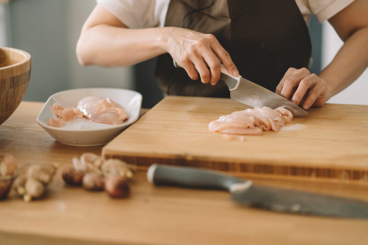 Independent's tweet photo. Salmonella poisoning in England hits decade high – and the cost of living crisis could be to blame https://t.co/2QSSxEPNKD https://t.co/sWVeW5A3NP
