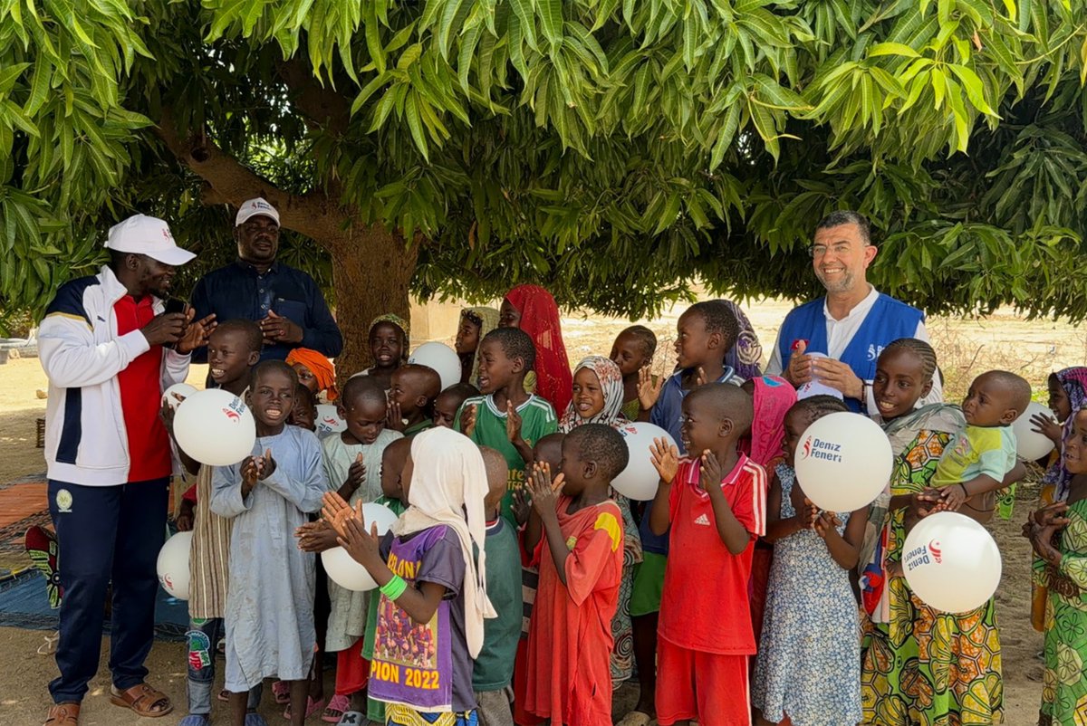 denizfeneriorg's tweet photo. Kurbanlarınız Umut Oluyor!

Kamerun'daki kardeşlerimizin yüzündeki tebessüm, sizlerin emanetleriyle büyüyor. Vekaletini vermiş olduğunuz kurbanların kesilmesiyle birlikte, emanetlerinizi gerçek ihtiyaç sahiplerine kapı kapı dolaşarak ulaştırıyoruz!

🔗 Diğer bağışlarımız için tıklayınız: https://t.co/RkchLVHms7