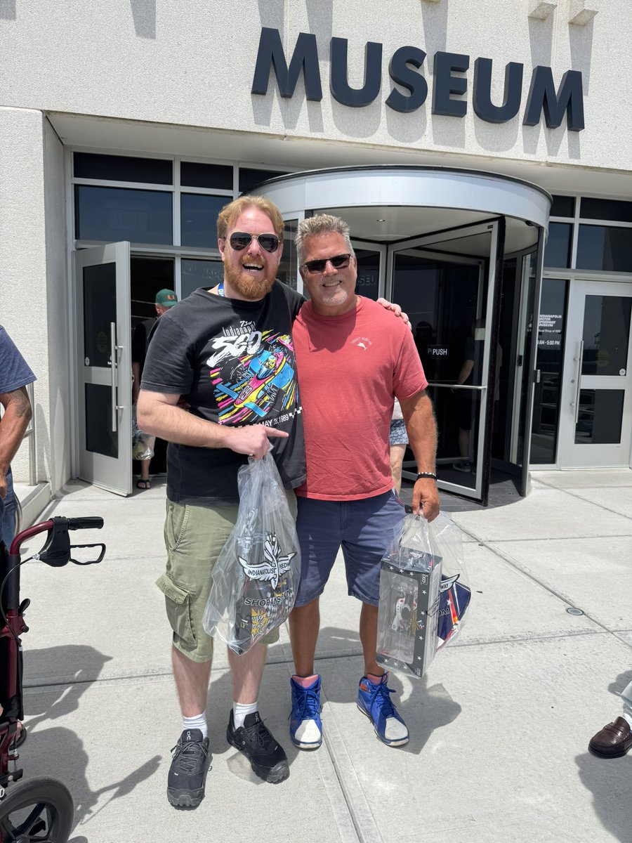 gefersonkern's tweet photo. A alegria de encontrar em Indianapolis as pessoas de fora do Brasil com quem falo há cinco anos por esta rede social e dividem a paixão pela Indy 500. 

@RedRacerBooks que faz livros infantis incríveis para explicar às crianças sobre o mundo de seus novos heróis

@ArchieOReilly_ e o time do @divebombmsport, garotos sub-25 vindos do Reino Unido realizando um sonho

Mike, que faz uma contagem regressiva diária na rede social vizinha, com carros clássicos da corrida, esperando o melhor dia do ano 

Dave do @TheUpshift_ que viaja de carro pelo meio-oeste para cobrir as corridas e é um craque no que faz

Espero voltar no próximo ano para conhecer a todos que tanto já me ajudaram e não consegui encontrar. @Calhoun98 @Thomsen419 @500Indy1911 @Indy500Trivia e tantos mais: no próximo Mês de Maio, vai dar certo

Muito obrigado a todos. Vocês sabem o que Indy significa 😃