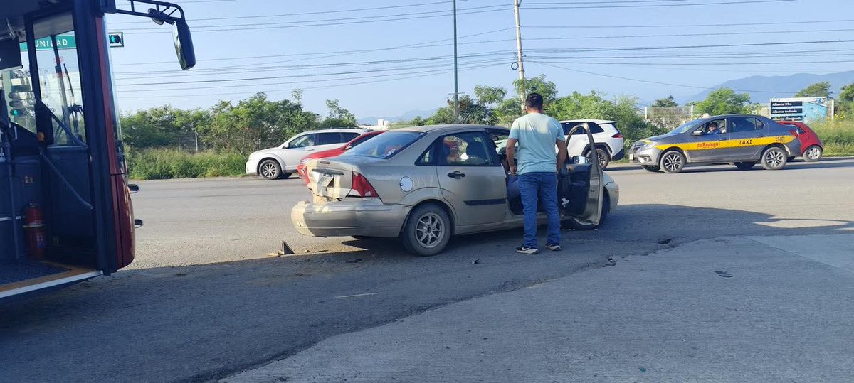 AlertaSDR's tweet photo. Razita se registra choque por alcance entre un camion de ruta y un vehículo particular en Av de la Unidad en #CdVictoria #Tamaulipas segun no hubo lesionados https://t.co/SOy47yBlAD