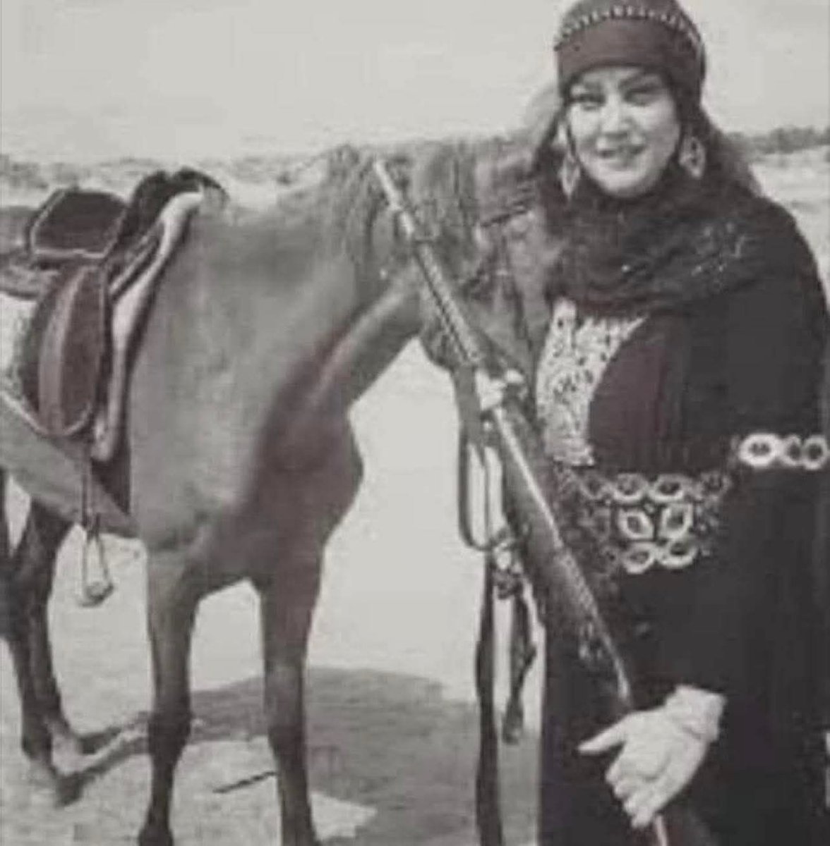 raghadd1250's tweet photo. قصة رائعة
أحد العرب أعجبته بنت عمه فخطبها ودفع له مائة ناقة مع راعيها مهرا لها 

فقال له عمه :

أنت أحـقُّ بها من غيرك ولكن لا أريدُ مهْرها إلا جـوادَك !

أي حصانك الذي تركب عليه

فتوقف عن الجـواب لمكانة الخيل في قلبه ، فنظرت إليه ابنة عمّـه وغمزت له بعينها من أجل أن يوافق فتنهّد ثم أنشـد بهذه الأبيات الشعرية مخاطبا لها على مسمع من أبيها.

لَصلصلةُ اللجامِ برأسِ طرْفٍ

أحبُّ إليّ من أن تنكحيني

وقعقعة اللجام برأس مهري

أحب إليّ مما تغمزيني

وما هانَ الجوادُ عليّ حتّى

أجود به ورُمحي في يميني

أخافُ إذا حللْنا في مضِيقٍ

وجـدَّ الركض أن لا تحمليني

جيادُ الخيل إن أركب تُنجِّي

وإني إن صحبتك توقعيني

دعيني واذهبي يا بنت عمّي

أفي غمز الجُفُون تراوديني

فمهما كنتُ في نِعَمٍ وعِزٍّ

متى جار الزّمانُ ستزدريني

وأخشى إن مرضتُ على فراشٍ.

وطالتْ عِلّتي لا ترحميني 

فلما سمعت كلامه اغرورقت عيناها بالدموع وأنشدت تقول 

معاذ اللهِ أفعلُ ما تقولُ

ولو قُطعتْ شمالي عن يميني

متى عاشرتني وعلمت طبعي.

ستعلم أنني خيرُ القرينِ

وتحمد صحبتي وتقول كانت

لهذا البيت كالحصن الحصينِ

فظُنَّ الخير واتركْ سوء فكرٍ

وميّز ذاك بالعقل الرزينِ

فحاشا من فعال النقص مثلي

وحاشاها الخيانةُ للأمينِ

فلما سمع أبوها منهما ذلك علم أنه كفءٌ لها وقال له :

احتفظ بإبلك وحصانك وبنت عمك ..

فقال الولد لا يا عم خذ حصاني ..فقال العم لاحاجة لي بحصانك

وإنما أردت أن أقيس فيك مدى تمسكك بما تحب